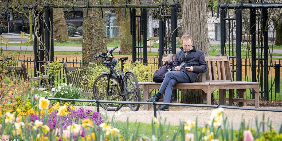 Entspannte Person in der Natur ohne Smartphone